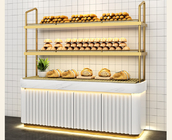 チタニウムのめっきされた食料品店の棚に置くパンのパン屋はパンの表示に棚に置く
